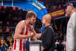 Η θερμή συνάντηση Βεζένκοφ και Γκουαρντιόλα μετά το Μπαρτσελόνα – Ολυμπιακός