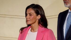 Η βασίλισσα Λετίθια δημιούργησε κομψό look με δύο αποχρώσεις του ροζ
