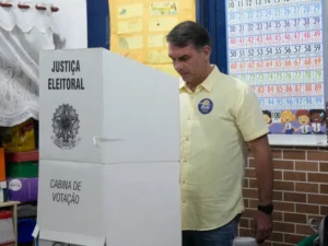 Βραζιλία: Ο Φλάβιο Μπολσονάρου λέει ότι του απαγορεύτηκε η έξοδος από τη χώρα