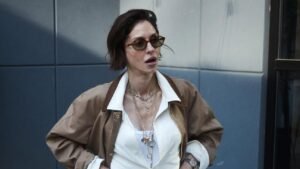 Το οικονομικό floral παντελόνι από τα Zara που εντυπωσίασε τη Σοφία Καρβέλα