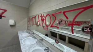Γκράφιτι του Ολυμπιακού στις τουαλέτες της Sunel Arena – Η ρήτρα για τις φθορές